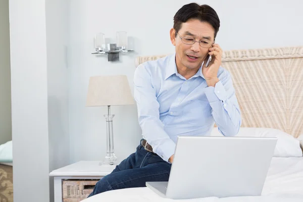 Man on phone call using laptop — Stock Photo, Image