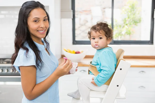 Morena feliz alimentando seu bebê — Fotografia de Stock