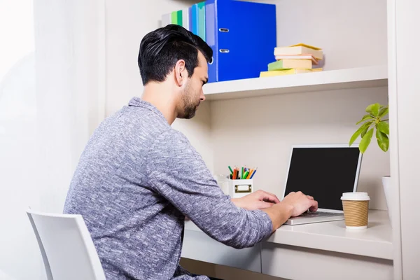 Homme concentré tapant sur ordinateur portable — Photo