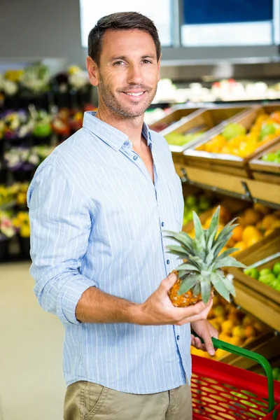 Hombre eligiendo sus compras —  Fotos de Stock