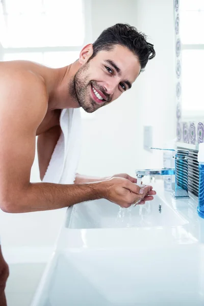 Hombre lavándose la cara en el lavabo — Foto de Stock