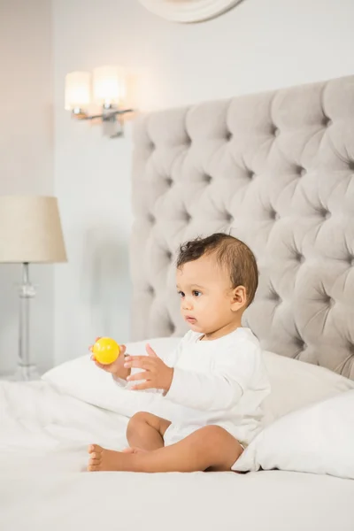 Mignon bébé jouer avec ballon — Photo