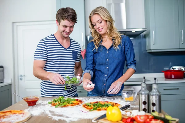 Sorrindo casal preparando pizza — Fotografia de Stock