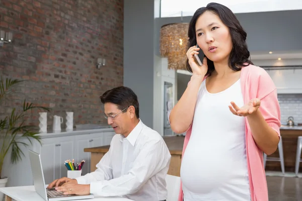 Hamile kadın üzerinde telefon görüşmesi — Stok fotoğraf
