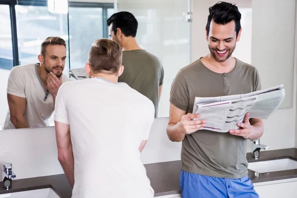 Lachende homo paar in badkamer — Stockfoto