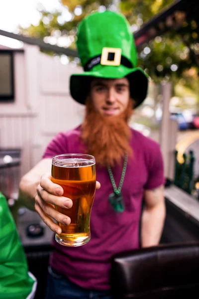 Disfarçado homem segurando cerveja — Fotografia de Stock