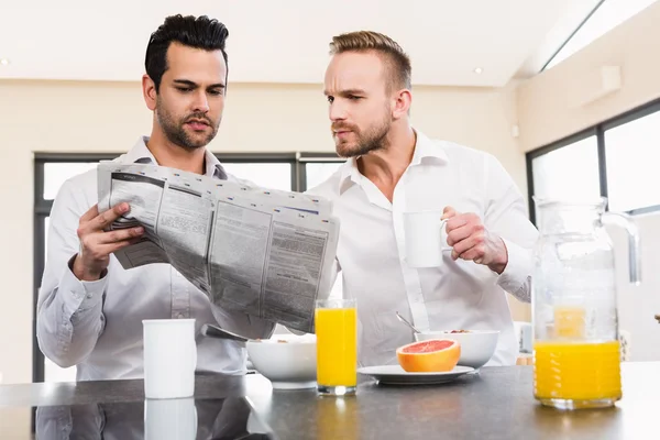 Schwules Paar liest Zeitung — Stockfoto