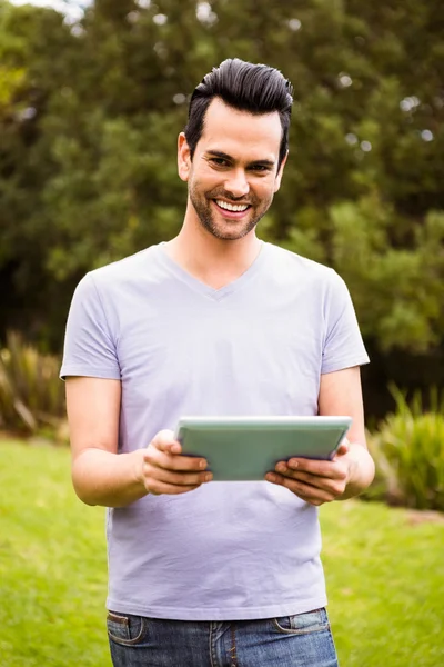 Gülümseyen adam tablet kullanma — Stok fotoğraf