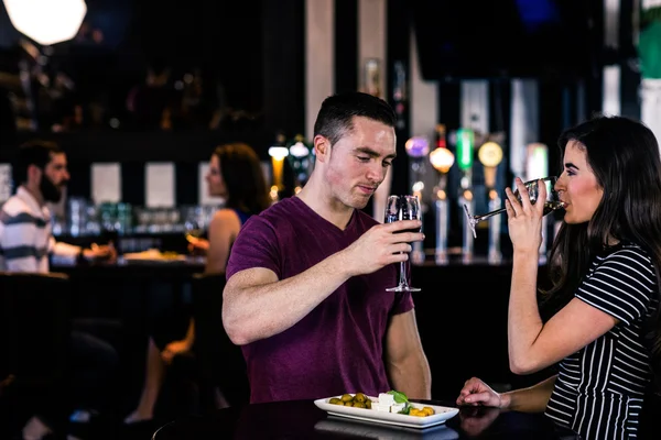 Pareja tomando un aperitivo con vino —  Fotos de Stock