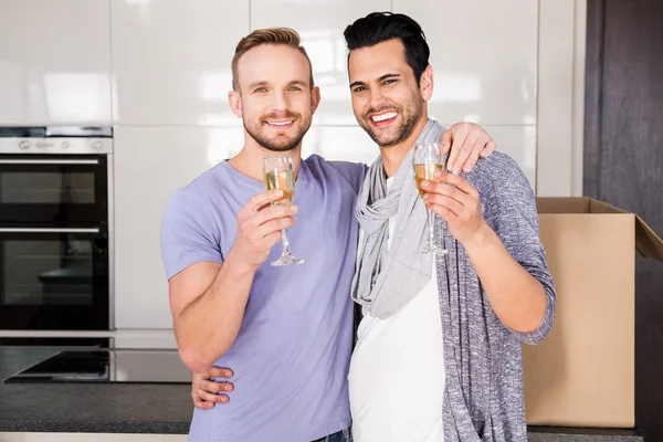 Gay casal brindar com champanhe — Fotografia de Stock