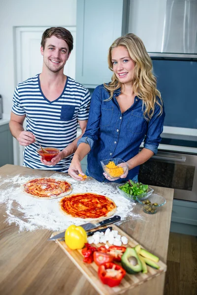 Χαμογελαστά ζευγάρι προετοιμασία πίτσα — Φωτογραφία Αρχείου