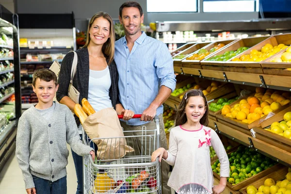 Familjen att välja matvaror tillsammans — Stockfoto