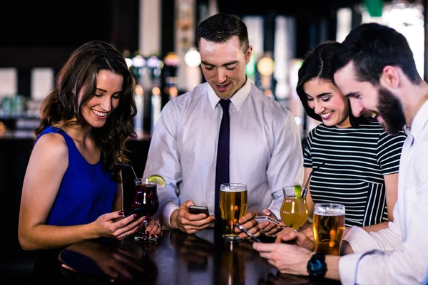 Vrienden texting en drankje — Stockfoto