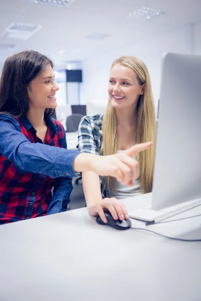 Estudantes sorrindo usando o computador — Fotografia de Stock