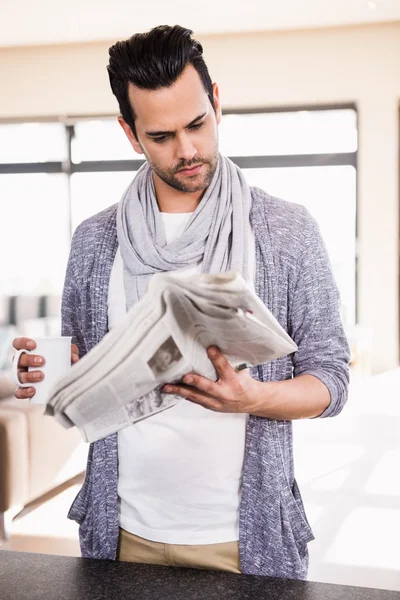 Knappe man lezing krant — Stockfoto