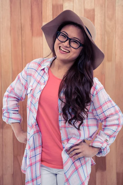 Mujer asiática con sombrero posando —  Fotos de Stock