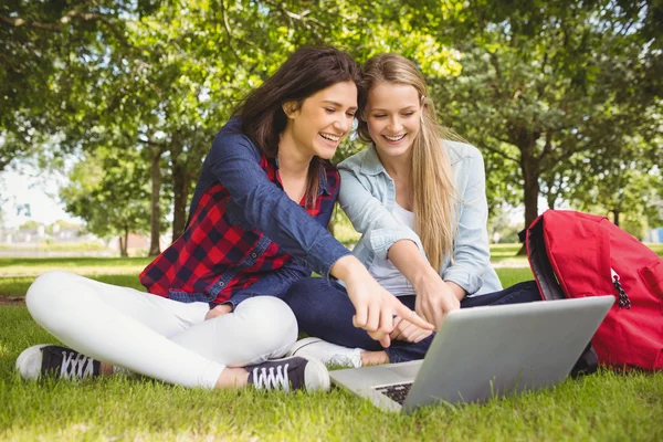 Uśmiechnięci studenci korzystający z laptopa — Zdjęcie stockowe
