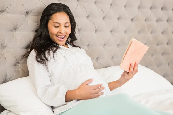 Pregnant brunette reading a book — Stock Photo, Image