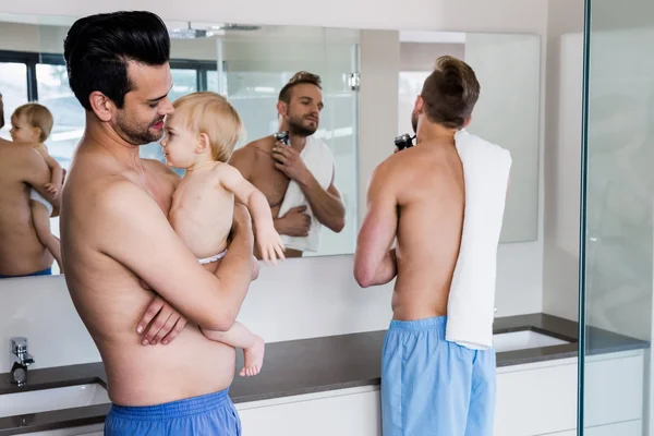 Lachende homo paar met kind — Stockfoto