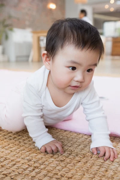 Niedliches Baby auf dem Teppich — Stockfoto