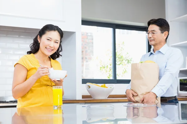 Expectant couple in kitchen — Stock Photo, Image