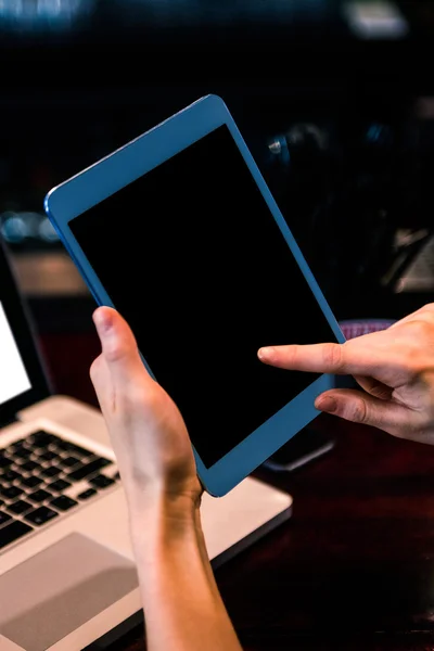 Frau benutzt Tablet und Laptop — Stockfoto