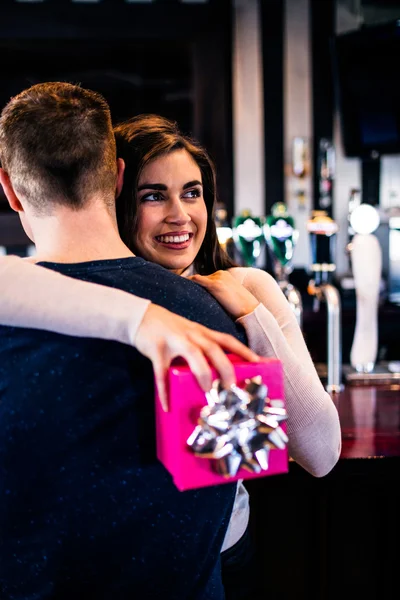 Paar knuffelen in bar — Stockfoto