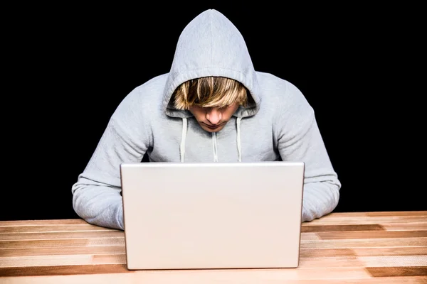 Człowiek w kurtka kaptur rąbanie laptopa — Zdjęcie stockowe
