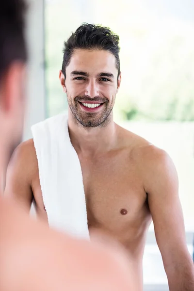 Hombre sin camisa mirando en el espejo — Foto de Stock