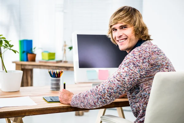 Hipster uomo d'affari utilizzando grafica tablet — Foto Stock