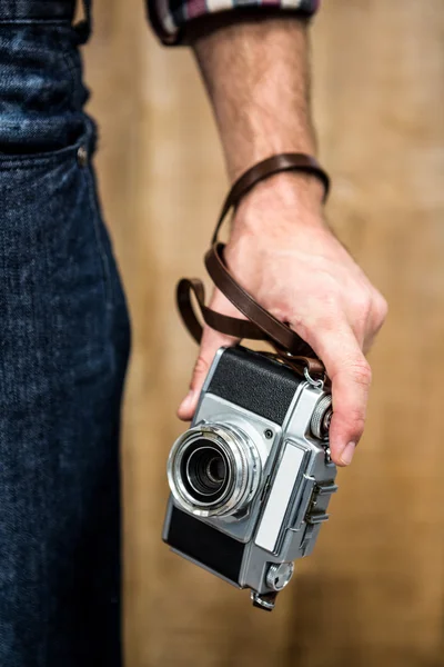 Hipster adam holding dijital kamera — Stok fotoğraf