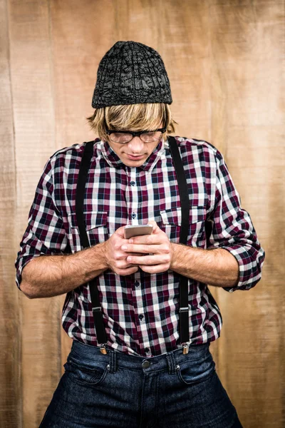 Focused hipster che tiene lo smartphone — Foto Stock