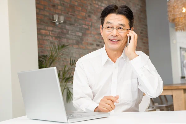 Glimlachende man op telefoongesprek — Stockfoto