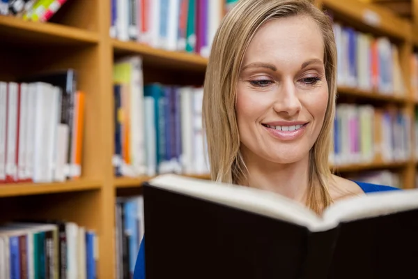 Livro de leitura de estudantes na biblioteca — Fotografia de Stock