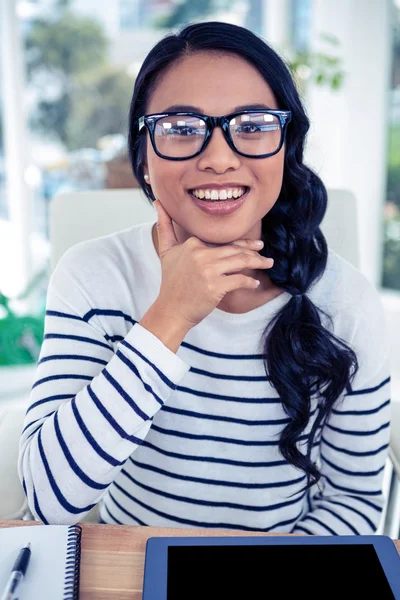 Asiatische Frau mit der Hand am Kinn — Stockfoto