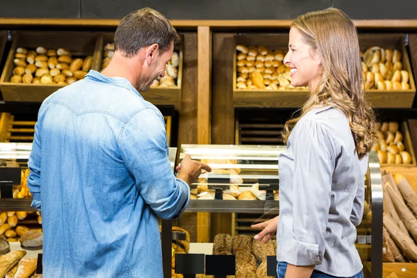 Šťastný pár, při pohledu na chléb — Stock fotografie