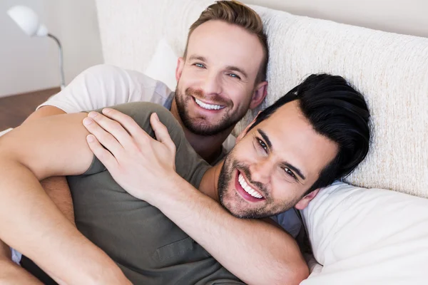 Gelukkig gay paar liggend op bed — Stockfoto