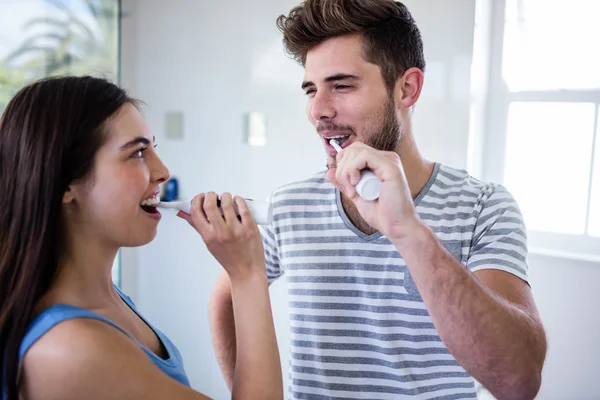 Пара чистит зубы — стоковое фото