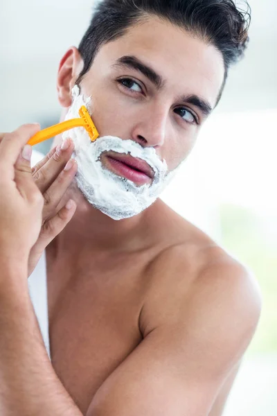 Bonito homem barbear sua barba — Fotografia de Stock