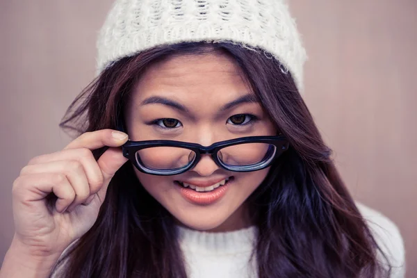 Азиатка в очках — стоковое фото