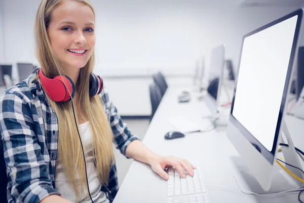 Estudante sorrindo trabalhando no computador — Fotografia de Stock