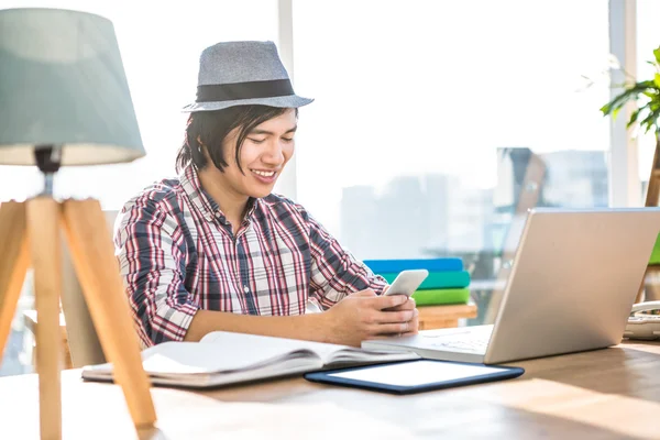 Hipster businessman using smartphone — Stock Photo, Image