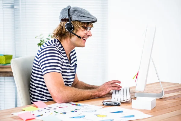 Homme d'affaires hipster souriant utilisant un casque — Photo