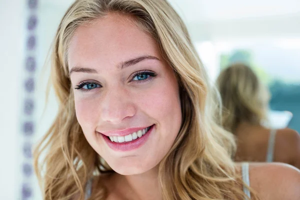 Jovem mulher sorrindo — Fotografia de Stock