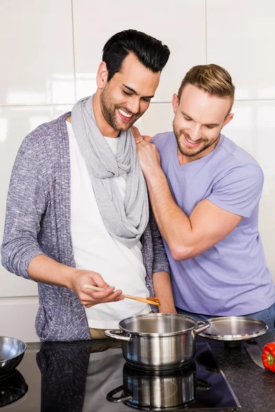 음식을 준비 하는 웃는 게이 커플 — 스톡 사진
