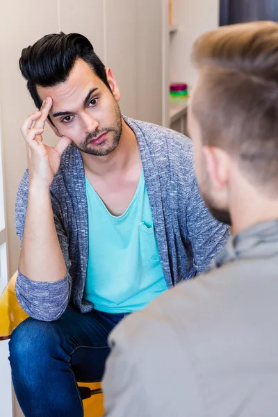 Riflessivo gay coppia parlando — Foto Stock