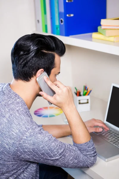 Zajęty człowiek korzystanie smartphone i laptopa — Zdjęcie stockowe