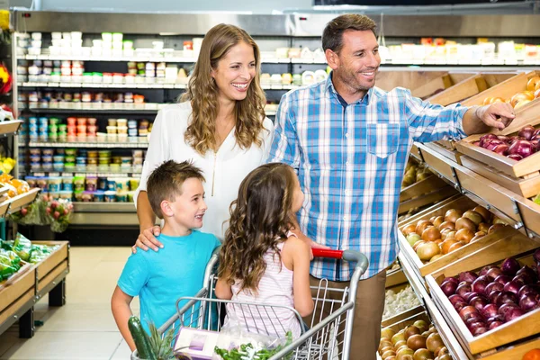 Gelukkige familie doen winkelen — Stockfoto