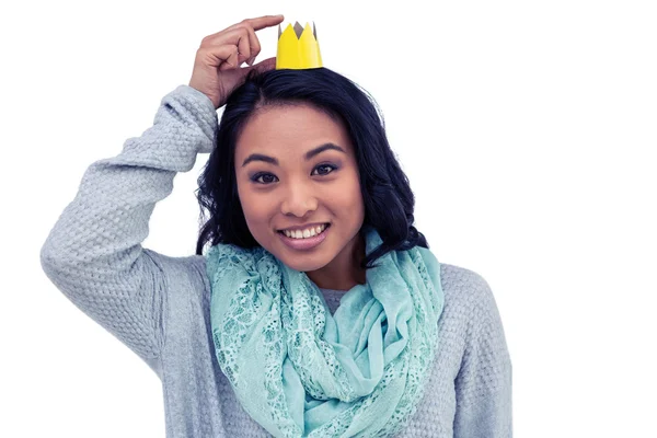 Mulher asiática apontando sua coroa de papel — Fotografia de Stock