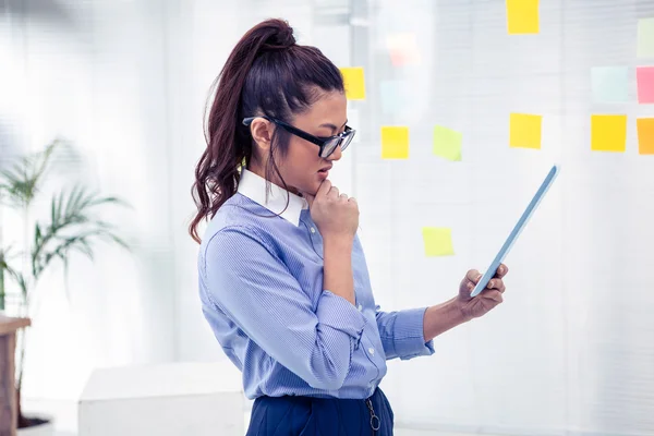 Mujer de negocios asiática usando tableta — Foto de Stock